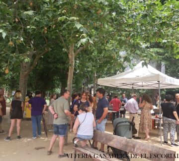 GENTE ESPERANDO LAS HAMBURGUESAS